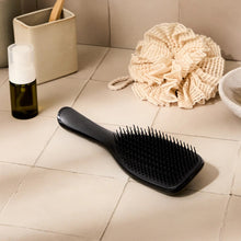 Laden Sie das Bild in den Galerie-Viewer, Tangle Teezer® Ultimate Detangler – Liquorice Black