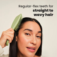Laden Sie das Bild in den Galerie-Viewer, Tangle Teezer® Ultimate Detangler Matte – Olive Green