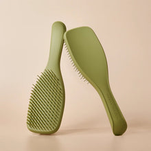 Laden Sie das Bild in den Galerie-Viewer, Tangle Teezer® Ultimate Detangler Matte – Olive Green