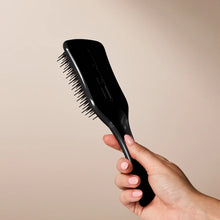 Laden Sie das Bild in den Galerie-Viewer, Tangle Teezer® Easy Dry &amp; Go Föhnbürste – Jet Black

