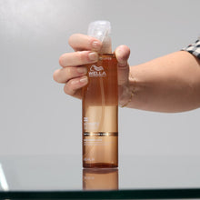 Laden Sie das Bild in den Galerie-Viewer, Wella Ultimate Smooth Glass Liquid Layer 185 ml
